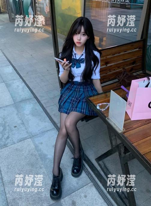 秀人网-白甜 秀人网 - 白甜的短裙写真作品集,仿佛一缕清风,轻轻拂过心间的柔软时光