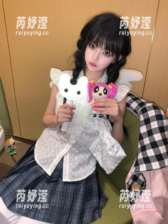 秀人网 - 糯美子mini修女写真图包：在光影中寻找她的故事与内心世界