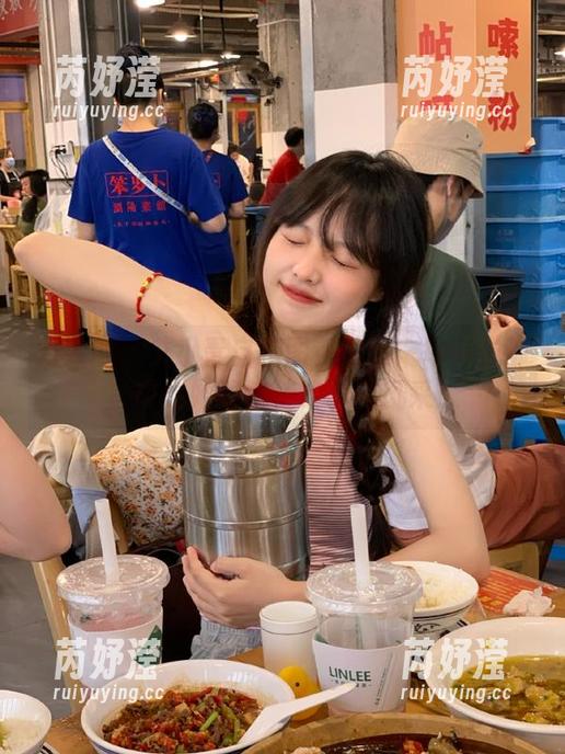 秀人网 - 艾小青自拍图包精选：每一张都讲述她的独特故事与风采