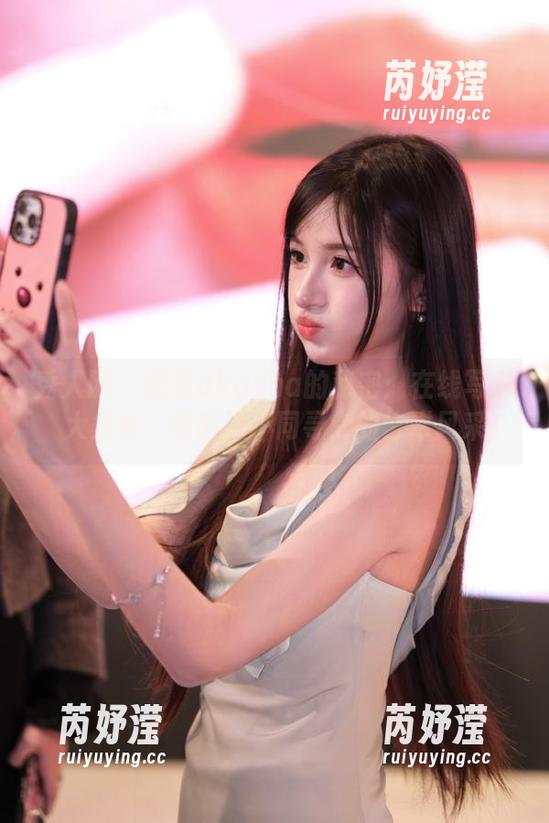 秀人网-蓝夏akasha 秀人网 - 蓝夏akasha的秘密:在线写真大集合,领略她不同寻常的艺术风采