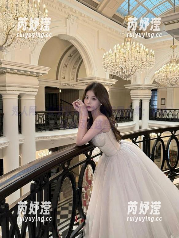 秀人网 - 软软酱闪耀礼服美图合集：心动瞬间尽在这里！