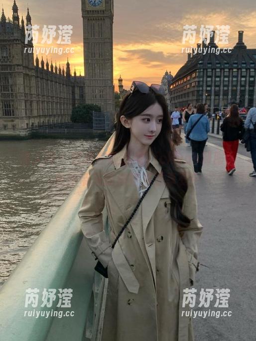 秀人网 - 沉浸在陈念灵Vickyao制服图包所带来的独特资源享受中
