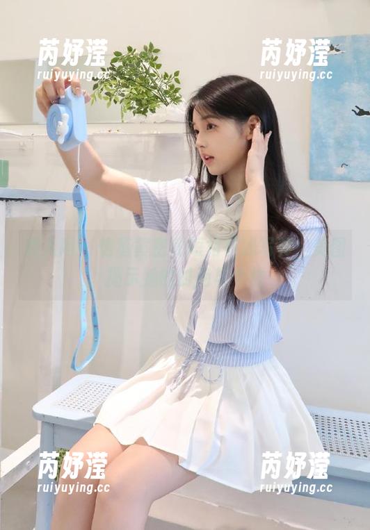 秀人网 - 饱览黄密儿短裙在线写真，美图揭示她的时尚与个性