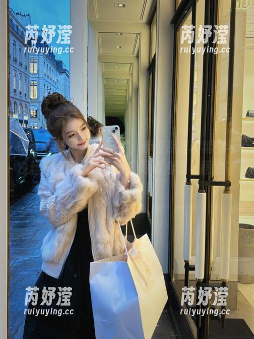 稚乖画册 - 穿越云层，赤西夜夜的晴空与白丝双马尾，精彩冬日写真合集与图包等你来品味