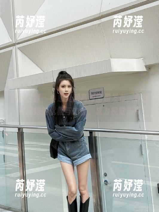 紧急企划 - 小恩美腿高清图册发布，专注展现她的优雅与力量，成为视觉焦点