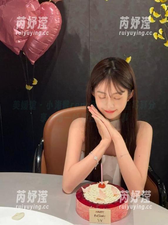 美媛馆 - 小海臀rena带来的灰丝写真分享：每一帧都在诉说故事