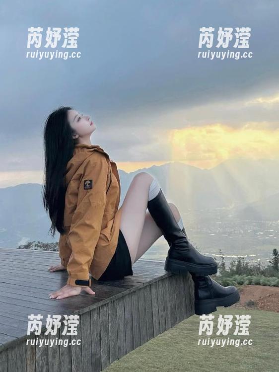 微密圈 - 聂傲娇皮衣写真原图分享，绝对值得收藏的经典时尚瞬间！