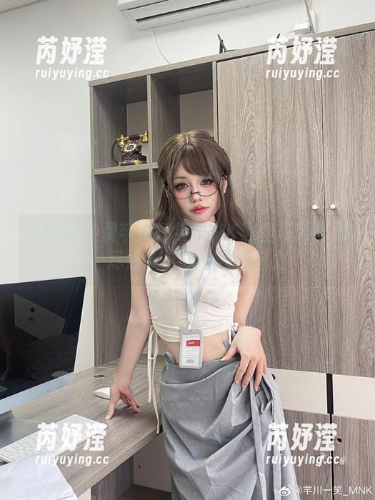 来看看免费芊川一笑MNK黑丝写真合集，尽情欣赏她的独特魅力