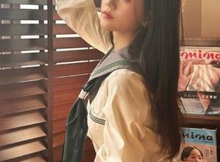 花漾show – 感受SOLO-尹菲双马尾私拍写真，细腻与活力在每张照片中碰撞