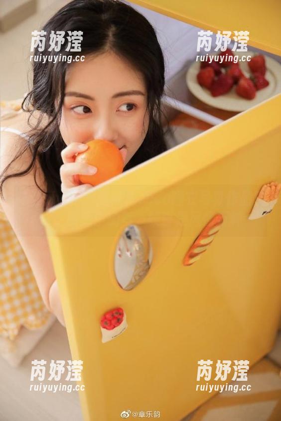 花漾show - 赵惟依coco睡衣写真作品赏析：图库中的每一帧皆是风情万种