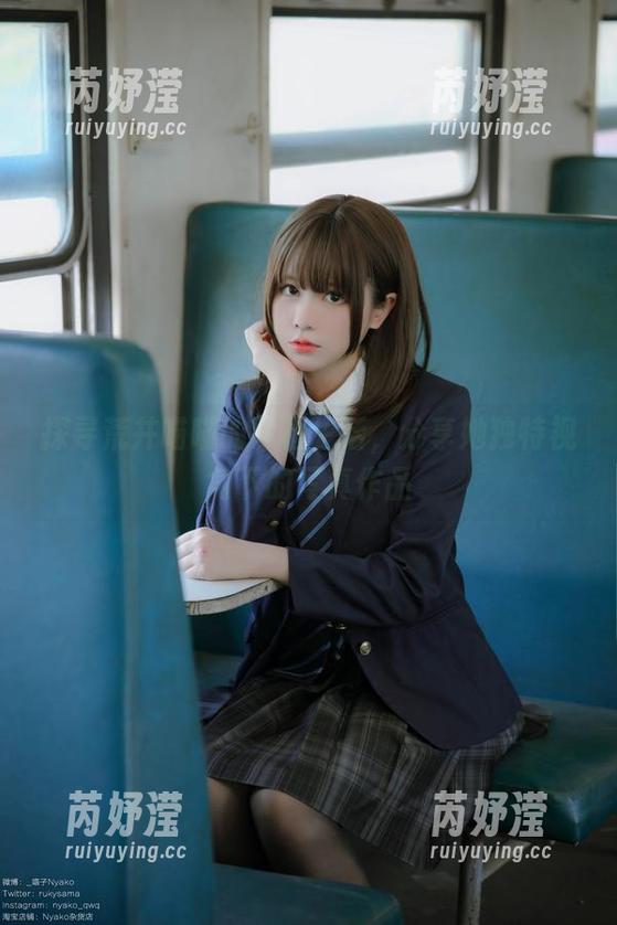 探寻荒井喵喵的同栖生活，分享她独特视角下的写真作品
