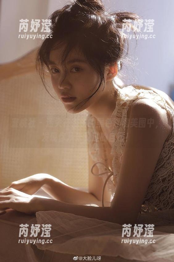 蜜桃社 - 迷失在杏子的黑色私房美图中，发现你从未见过的自己！
