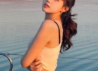蜜桃社 – 萌美Moemi泳装写真原图全解析：精彩合集带你领略夏日魅力