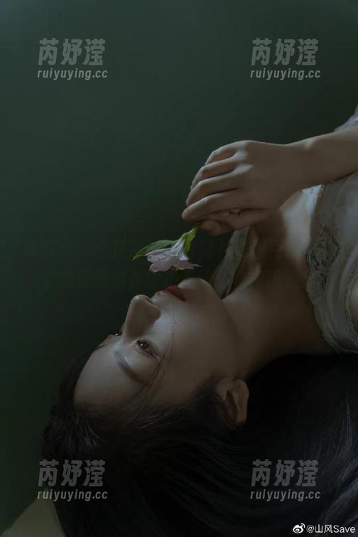 袜啵啵 - 小沫带来的白衬衫美图更新，绝美瞬间值得你细细品味，快来围观！