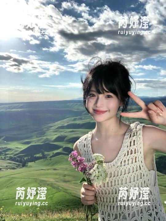 袜啵啵-小淳 袜啵啵 - 精选小淳泳装写真合集,每一幅作品都带你领略海滨度假的无限乐趣与魅力!