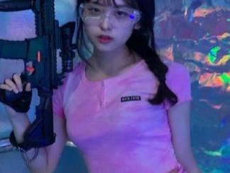 袜啵啵 – 探索熊熊的水手服图包，快来观看她的可爱转身吧！