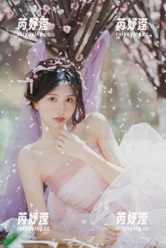 袜啵啵 - 精选稚予美足写真，免费照片带你领略绝美风采！