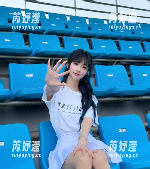 觅芙少女-小芊 觅芙少女 - 在小芊的高清丝袜作品里,细腻的情感传递让人在每个瞬间都感动。