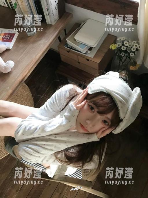 语画界 - 感受Miko酱吖白丝的诱惑：精美写真图册展现独特风情与魅力