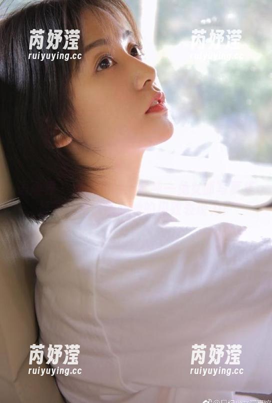语画界 - 超值体验：金纯一兔女郎写真集最新更新，感受她的极致表现力！