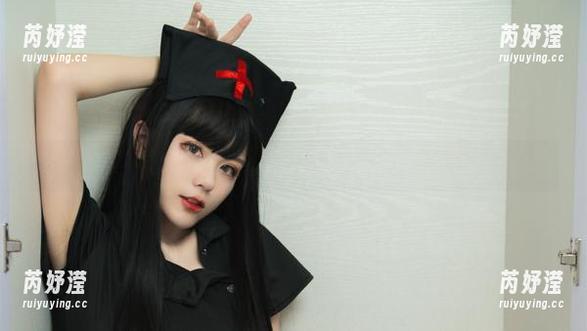精美高清壁纸，无缝呈现起起子vvvv的白色写真，装饰你的数字空间