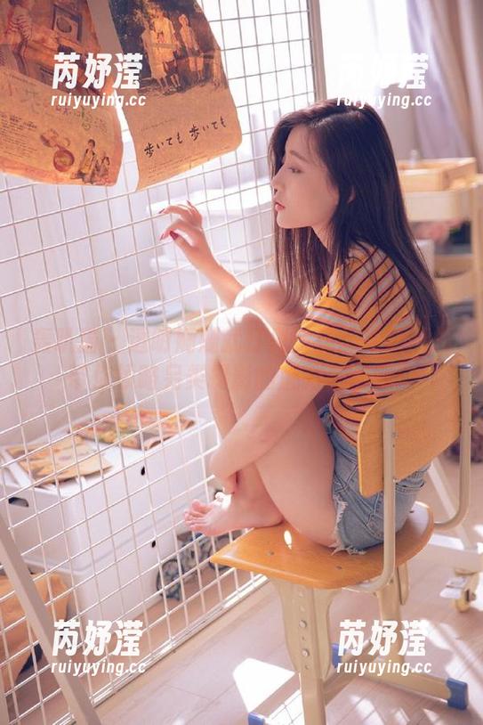 轰趴猫 - 透明姗姗就打奥特曼：高清图册带你领略另类摄影的魅力与幽默！
