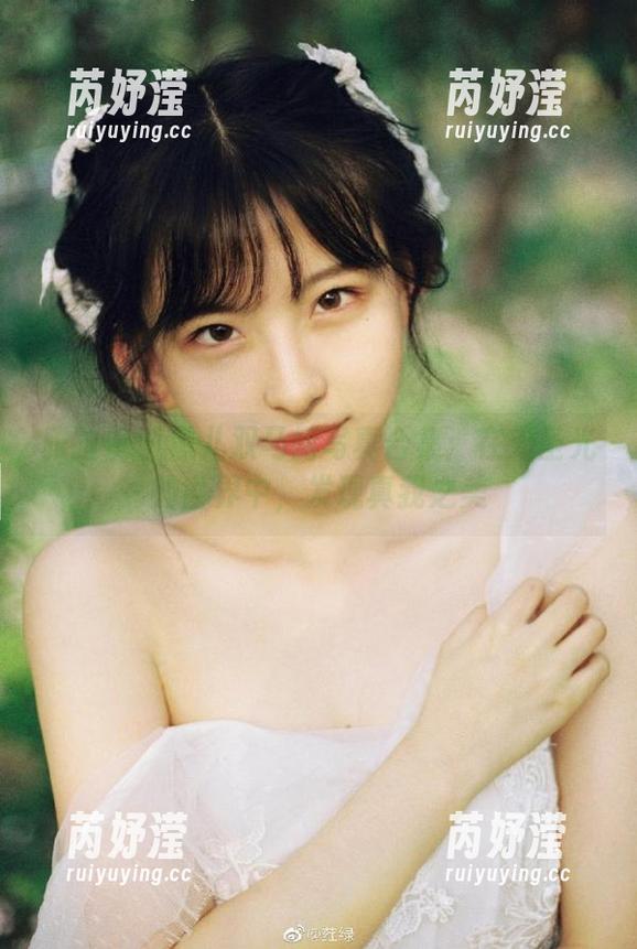 雅拉伊-熏儿 雅拉伊 - 熏儿双马尾写真合集:在无圣光的世界中,发现真我之美