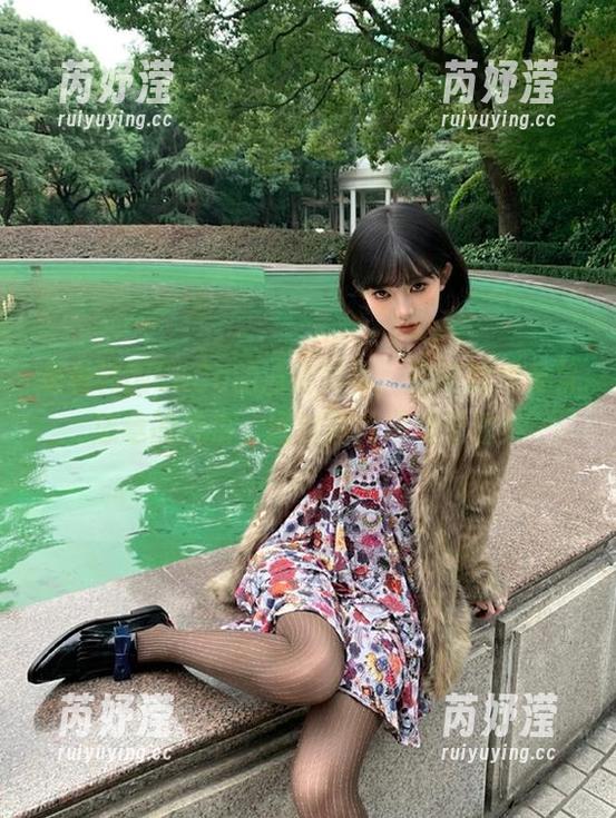 观看韩国CoCo的泳池写真，流畅的线条与恣意的风格，通过图片展现无遗！