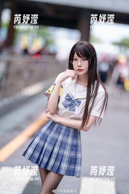 追逐美丽的足迹，香草喵露露全套黑丝自拍写真，颠覆你的想象