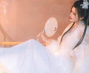 探索西域姑娘的独特魅力，鹿八岁baby免费写真图集等你来欣赏