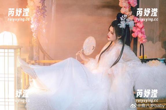 探索西域姑娘的独特魅力，鹿八岁baby免费写真图集等你来欣赏