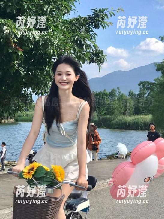 微密圈 - 私房写真里的黑饱宝，制服魅力尽显无遗